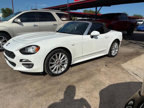 WHITE 2017 FIAT 124 Spider Base