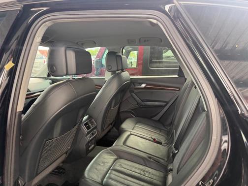 BLACK 2018 Audi Q5 PREMIUM