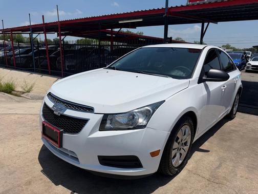 WHITE 2014 Chevrolet Cruze LS