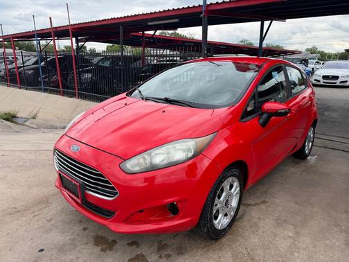 RED 2015 Ford Fiesta SE