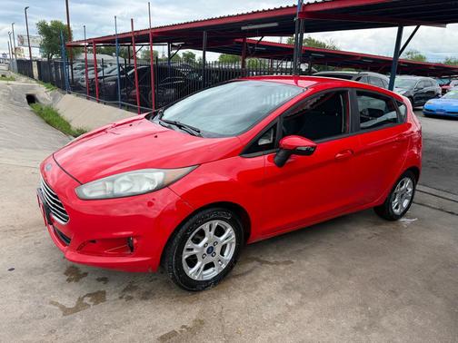 RED 2015 Ford Fiesta SE