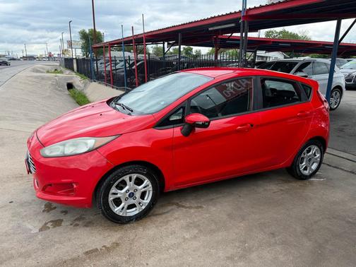 RED 2015 Ford Fiesta SE