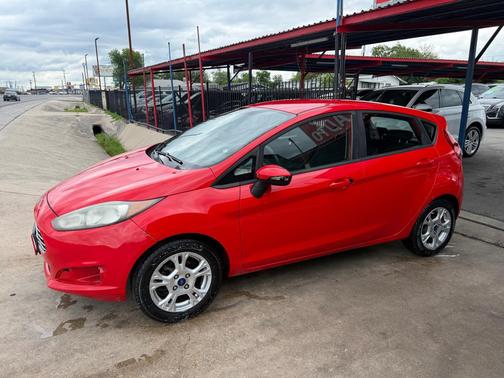 RED 2015 Ford Fiesta SE