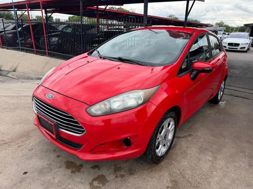 RED 2015 Ford Fiesta SE
