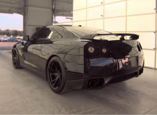 BLACK 2010 Nissan GT-R BASE