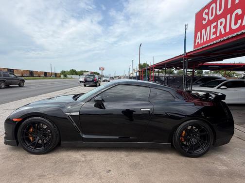 BLACK 2010 Nissan GT-R BASE