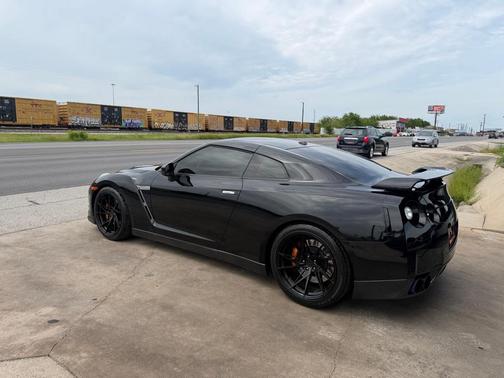 BLACK 2010 Nissan GT-R BASE