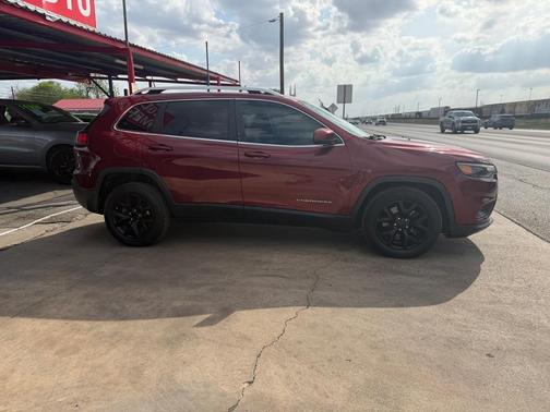 RED 2019 Jeep Cherokee Latitude