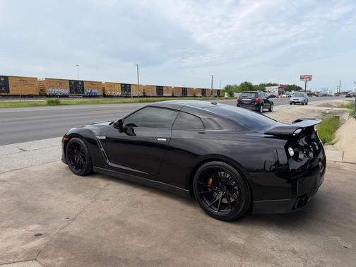 BLACK 2010 Nissan GT-R BASE