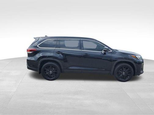 Midnight Black Metallic 2019 Toyota Highlander SE