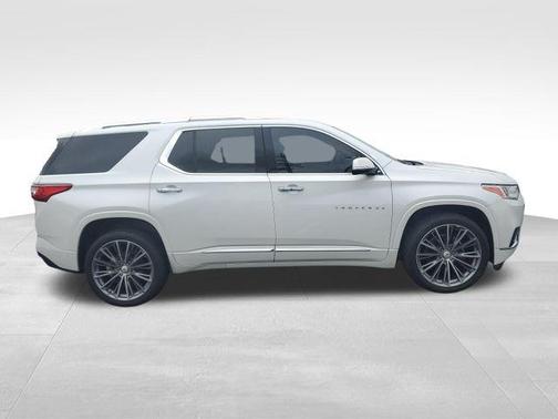 Iridescent Pearl Tricoat 2019 Chevrolet Traverse Premier