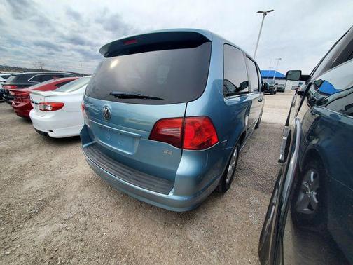 2010 Volkswagen Routan SE