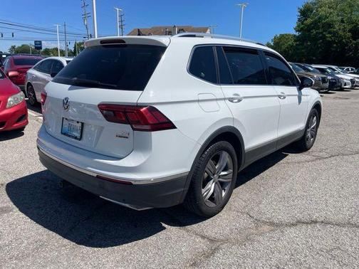 Deep Black Pearl Metallic 2018 Volkswagen Tiguan 2.0T SEL