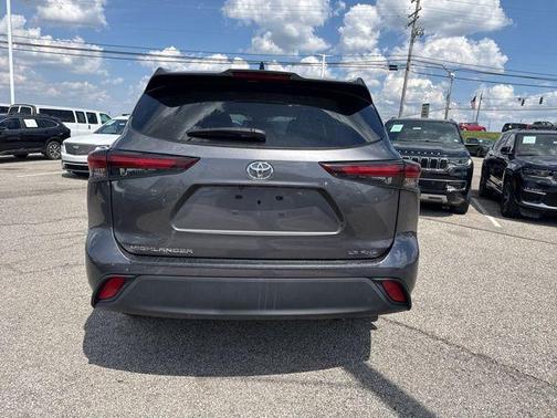 Magnetic Gray Metallic 2024 Toyota Highlander LE