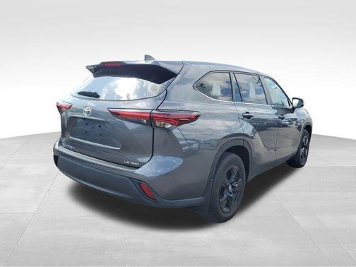 Magnetic Gray Metallic 2024 Toyota Highlander LE