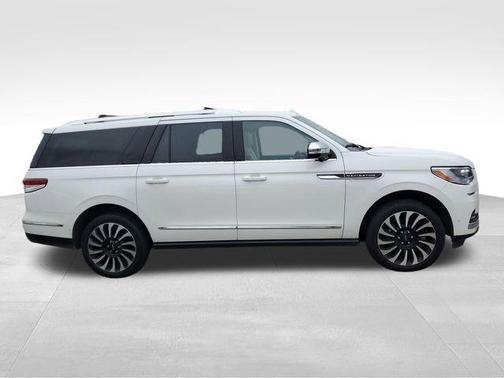 Pristine White Metallic Tri-Coat 2023 Lincoln Navigator Black Label