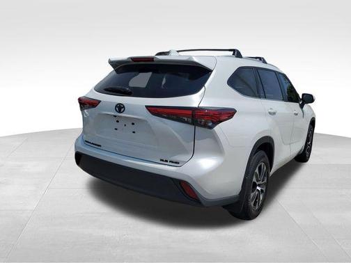 Wind Chill Pearl 2023 Toyota Highlander XLE
