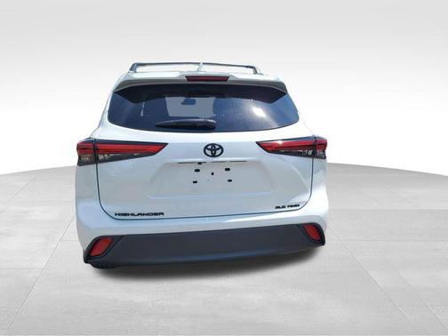 Wind Chill Pearl 2023 Toyota Highlander XLE