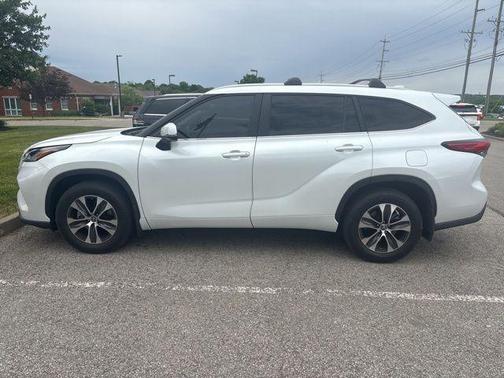 Wind Chill Pearl 2023 Toyota Highlander XLE