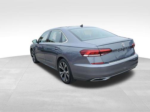 Platinum Gray Metallic 2022 Volkswagen Passat 2.0T SE
