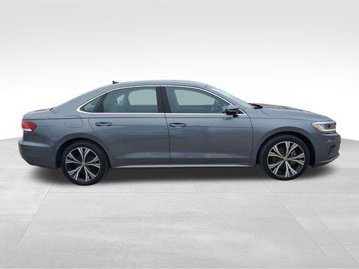 Platinum Gray Metallic 2022 Volkswagen Passat 2.0T SE
