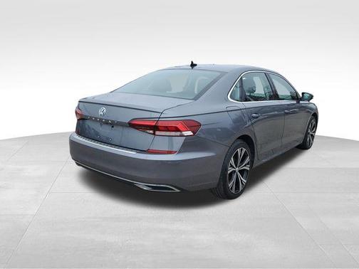 Platinum Gray Metallic 2022 Volkswagen Passat 2.0T SE