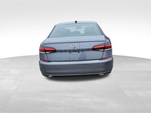 Platinum Gray Metallic 2022 Volkswagen Passat 2.0T SE
