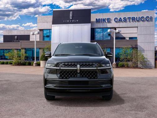 Infinite Black Metallic Clearcoat 2027 Lincoln Navigator Reserve