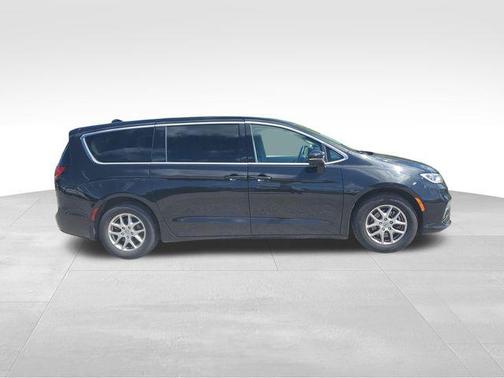 Brilliant Black Crystal Pearlcoat 2023 Chrysler Pacifica Touring L