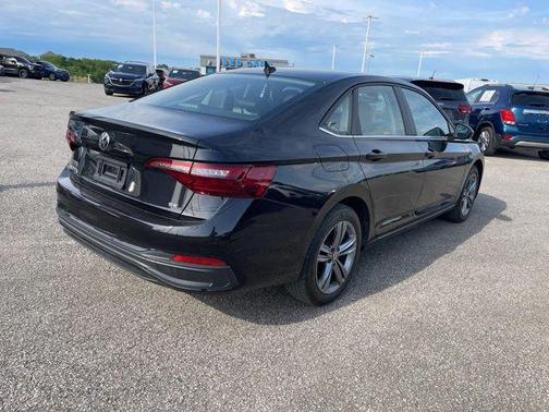 Deep Black 2023 Volkswagen Jetta 1.5T SE