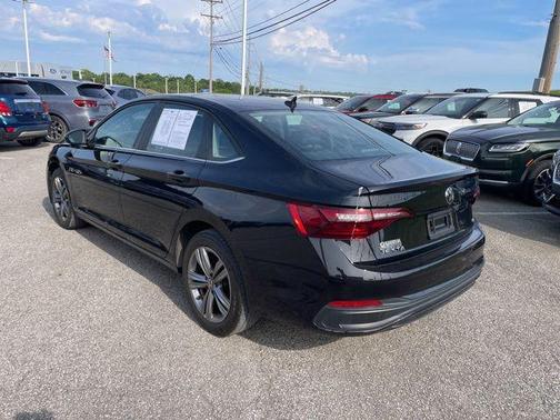 Deep Black 2023 Volkswagen Jetta 1.5T SE