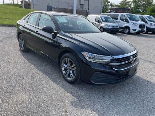 Deep Black 2023 Volkswagen Jetta 1.5T SE