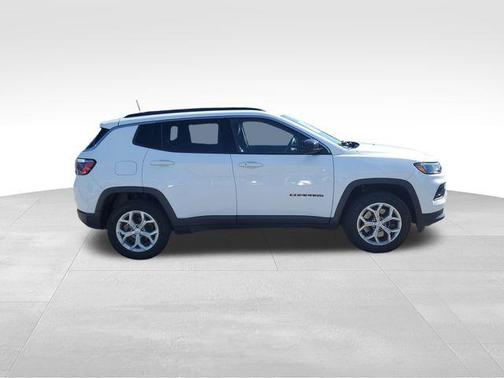 Bright White Clearcoat 2024 Jeep Compass Latitude