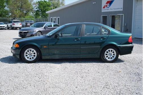1999 BMW 323 323i Sedan 4D