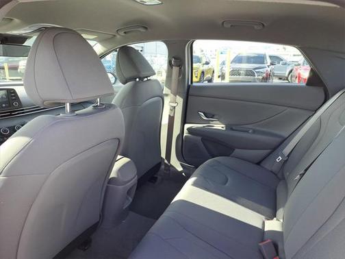 2024 Hyundai ELANTRA SE