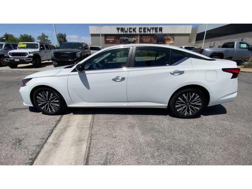 Glacier White 2025 Nissan Altima SV FWD