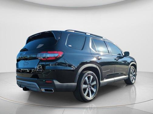 Crystal Black Pearl 2025 Honda Pilot Elite