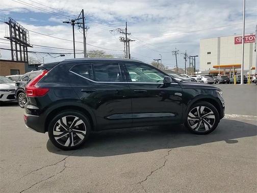 2023 Volvo XC40 B5 Ultimate Bright Theme