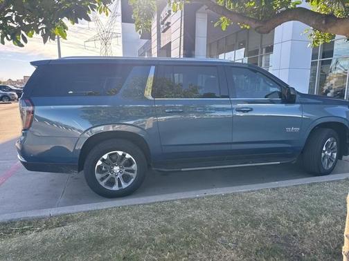 2025 Chevrolet Suburban LT