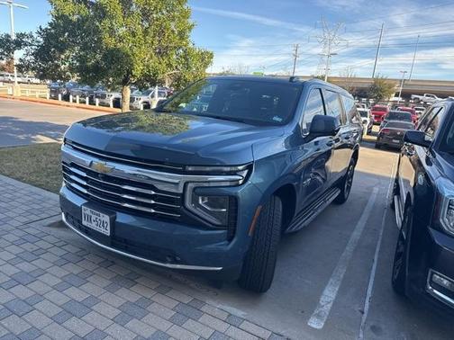 2025 Chevrolet Suburban LT