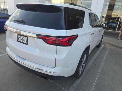 Iridescent Pearl Tricoat 2023 Chevrolet Traverse High Country