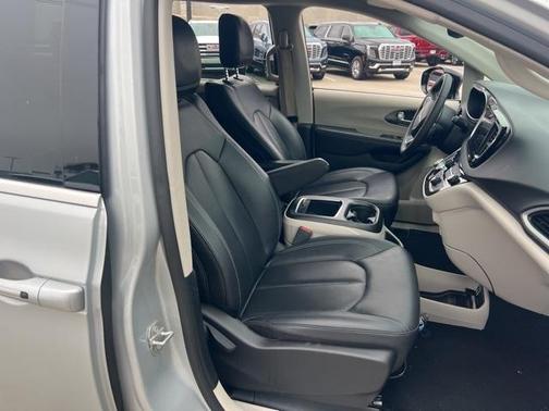 2024 Chrysler Pacifica Touring-L