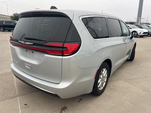 2024 Chrysler Pacifica Touring-L