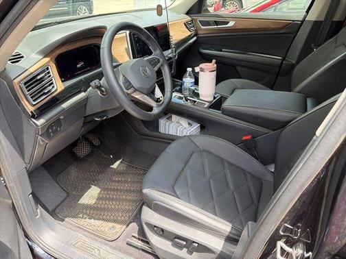 Deep Black Pearl Effect 2024 Volkswagen Atlas 2.0T SE w/Technology