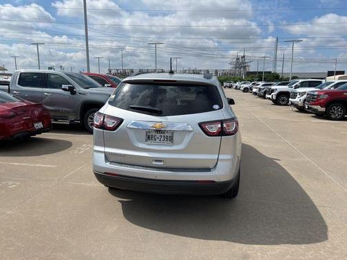 Silver Ice Metallic 2017 Chevrolet Traverse LS