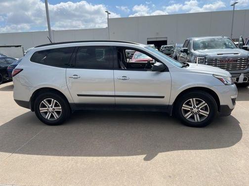 Silver Ice Metallic 2017 Chevrolet Traverse LS
