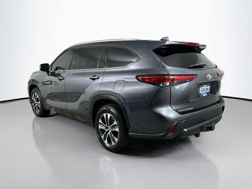 Magnetic Gray Metallic 2021 Toyota Highlander XLE