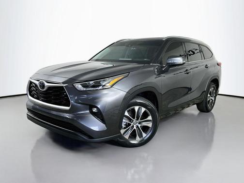 Magnetic Gray Metallic 2021 Toyota Highlander XLE