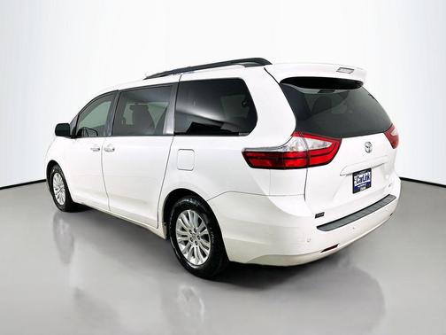 Blizzard Pearl 2017 Toyota Sienna XLE