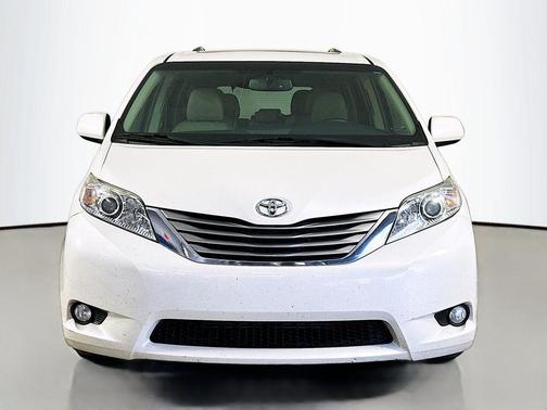 Blizzard Pearl 2017 Toyota Sienna XLE